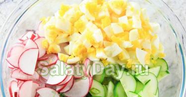 Salad ng labanos na may pipino at itlog