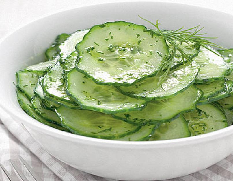 Рецепт салата из огурцов с маслом. Огуречный салат. Салат из огурцов. Салат из огурцов и зелени. Огурцы зелень.
