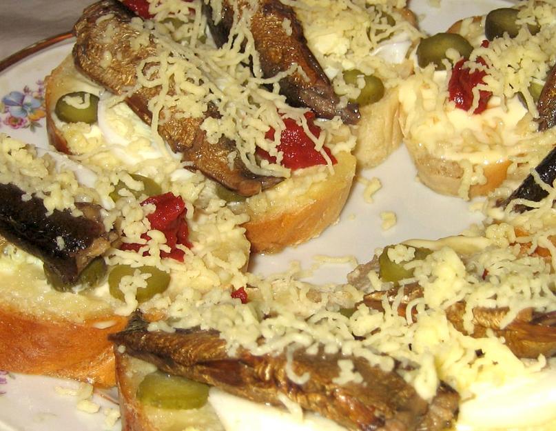 Бутерброды рецепты на день рождения. Горячие бутерброды с яичницей и ветчиной. Овощные роллы к сухому красному вину
