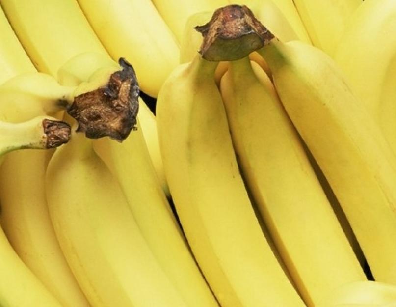 Почему чернеют бананы. Почерневший банан. Бананы в магазине. Переспевший банан. Банан почернел.