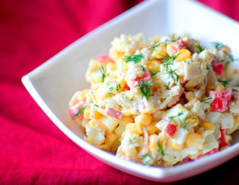 Salade de bâtonnets de crabe au maïs, concombre et riz.  Salade avec des couches de chair de crabe, de riz et de maïs.  Salade délicate aux bâtonnets de crabe, concombre, maïs et pomme