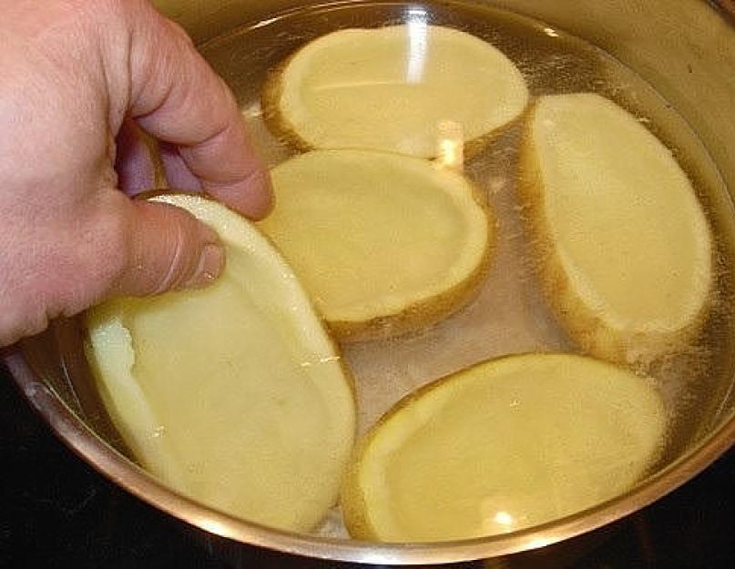 Pommes de terre farcies aux champignons dans une poêle.  Pommes de terre farcies aux champignons au four.  Pommes de terre farcies au ragoût de viande et aux champignons