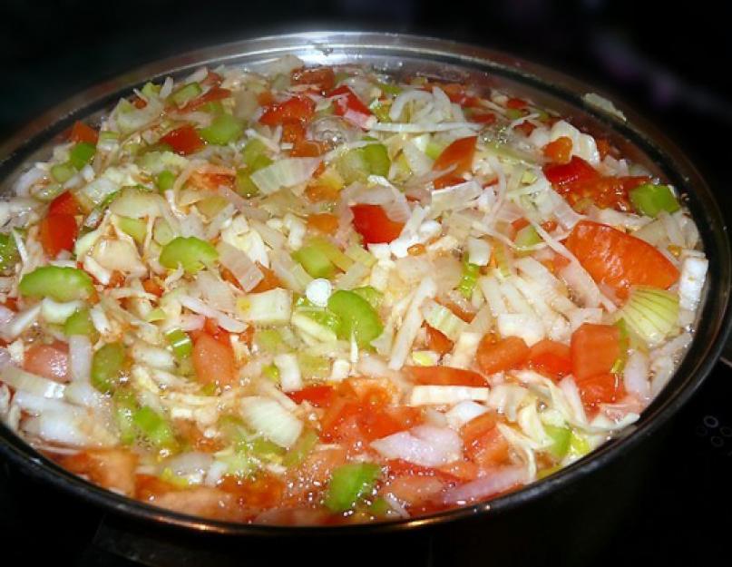 Teneur en calories d'une carotte.  Carotte.  Orange source de beauté et de santé.  Carottes pour perdre du poids