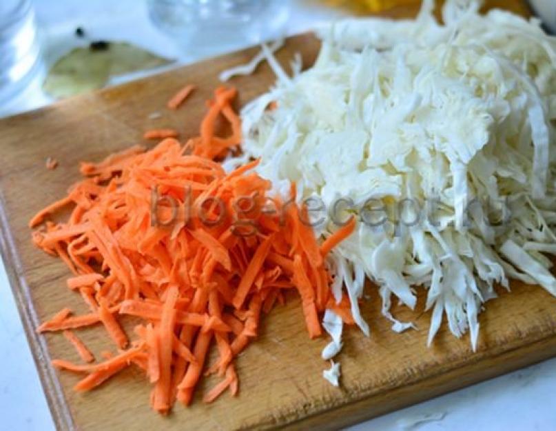 Как закатать фаршированный перец. Морковку и капусту перемешиваем. Перец с овощами и рисом