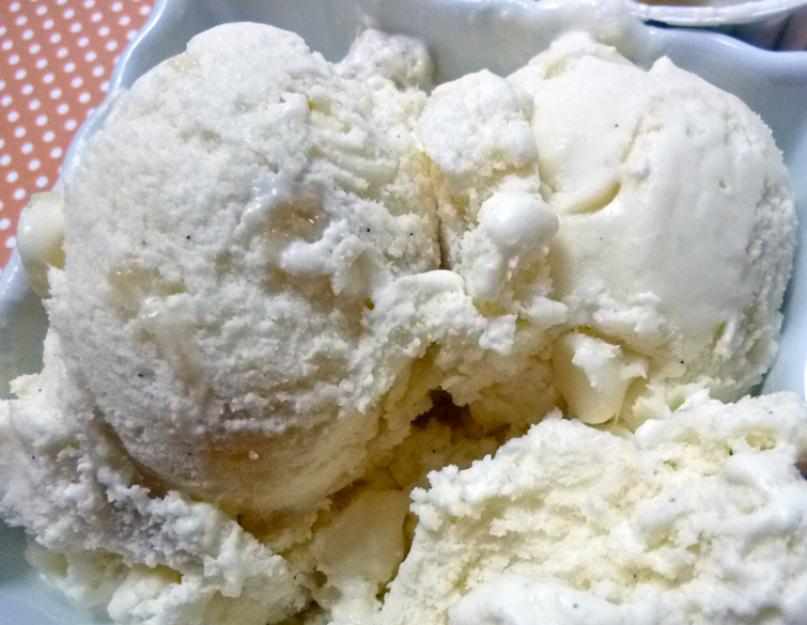 Glace à base de lait naturel.  Une gâterie rapide au yaourt.  Et maintenant le glaçage