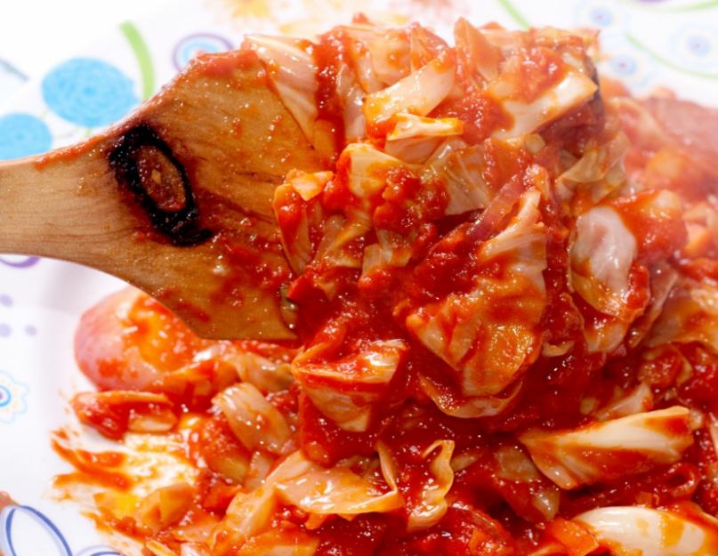 Délicieuse compote de chou au porc.  Ragoût de porc au chou.  Version épicée à la sauce tomate