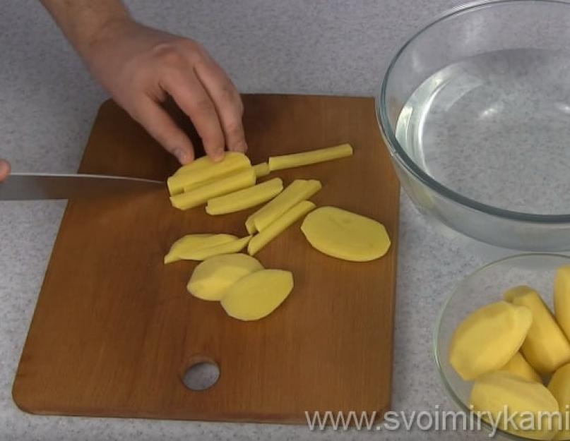 Faites frire les frites dans une poêle pendant qu'elles sont congelées.  Frites dans une mijoteuse.  Quartiers de pommes de terre au micro-ondes