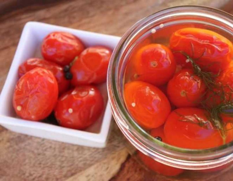 Soğuk salamura domates tarifi.  Kış için kavanozlarda domateslerin soğuk ve sıcak yöntemlerle nasıl tuzlanacağı ve domateslerin neden havuçları 