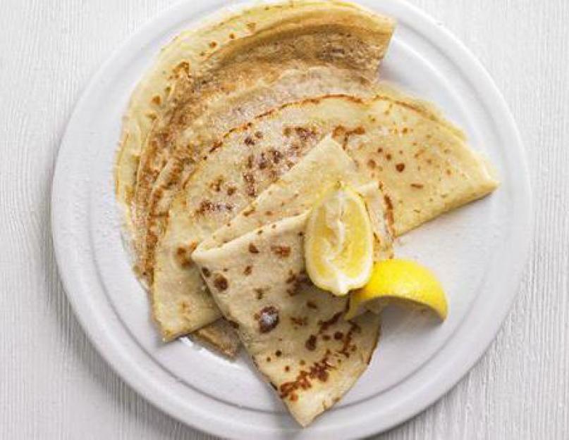 Est-il possible de faire des crêpes à partir de lait aigre.  Crêpes au lait aigre.  Recettes de crêpes moelleuses à trous.  Crêpes traditionnelles au lait aigre