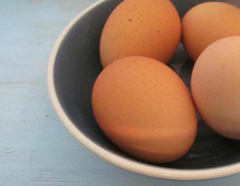 Яйца правильно варим ‒ быстро чистим! Как быстро почистить вареное яйцо? Я даже и не знал, что всё так просто
