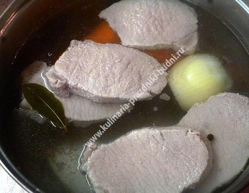 Заливное из курицы с лебедями. Как приготовить заливное из курицы с желатином. Крошим в застывшую бульонную массу мясо птицы и морковь