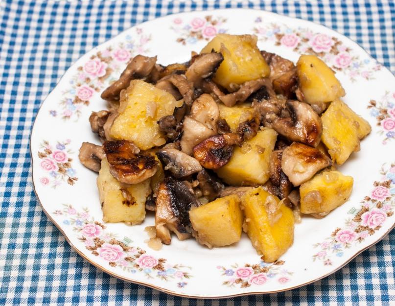 Говядина с картошкой и луком на сковороде. Тушеная картошка с мясом в сковороде. Жареная картошка с грибами и мясом