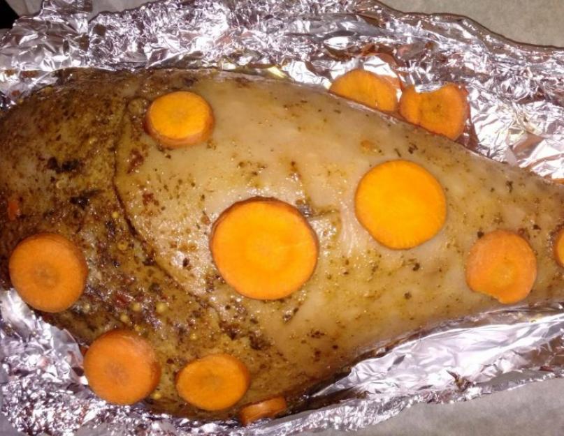 La poitrine de dinde cuite au four est un régal tendre et délicieux.  Recette de dinde cuite au four en papillote avec photo