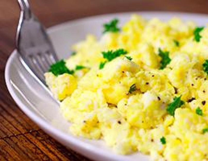 Что диетического приготовить из яиц. Видео: Как делать паровой омлет. Блюдо из яиц: яичница с ветчиной и помидорами