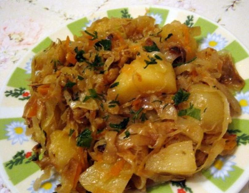 Тушеная картошка с квашеной капустой и мясом
