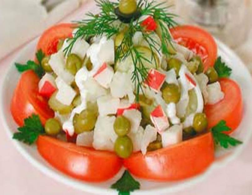 Salade de pois verts et de crabe en conserve.  Salade de bâtonnets de crabe et petits pois : une recette universelle pour les vacances et en semaine.  Recette pas à pas pour faire une salade avec des bâtonnets de crabe et des petits pois (photo).  Salade originale