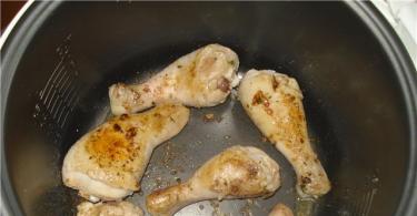 चिकन ड्रमस्टिक्स को धीमी कुकर में पकाया गया