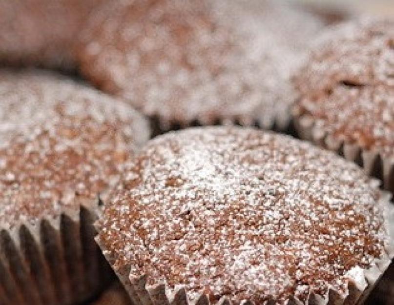 Les muffins au chocolat coulent à l'intérieur.  Cupcakes au chocolat fourrés au liquide