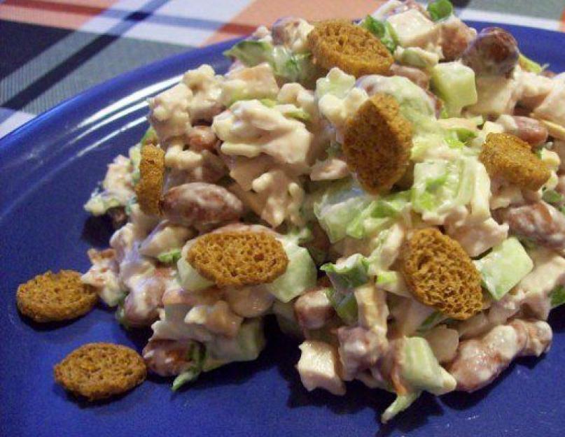 Простой салат с фасолью и сухариками. Находка для мясоедов – салат с фасолью и вареной колбасой «Эстонский». Салат из фасоли с сухариками и курицы