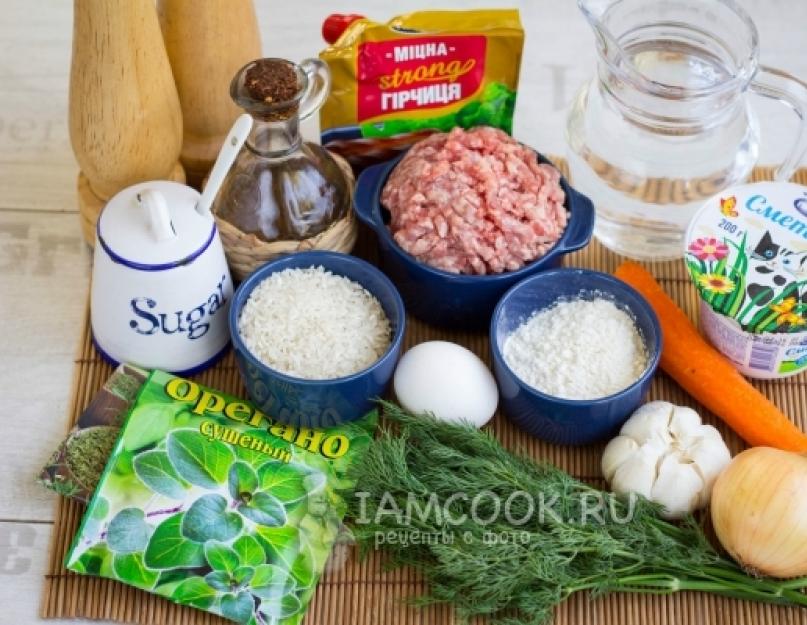 Cuisson des boulettes de viande dans une sauce à la crème sure.  Boulettes de poisson à la sauce à la crème sure