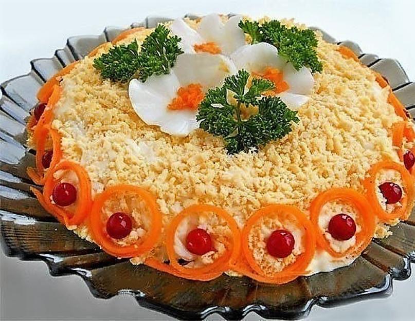 Délicate salade de mimosa au fromage.  De quoi avons nous besoin?  Salade de mimosa au saumon et fromage - une salade très tendre et feuilletée