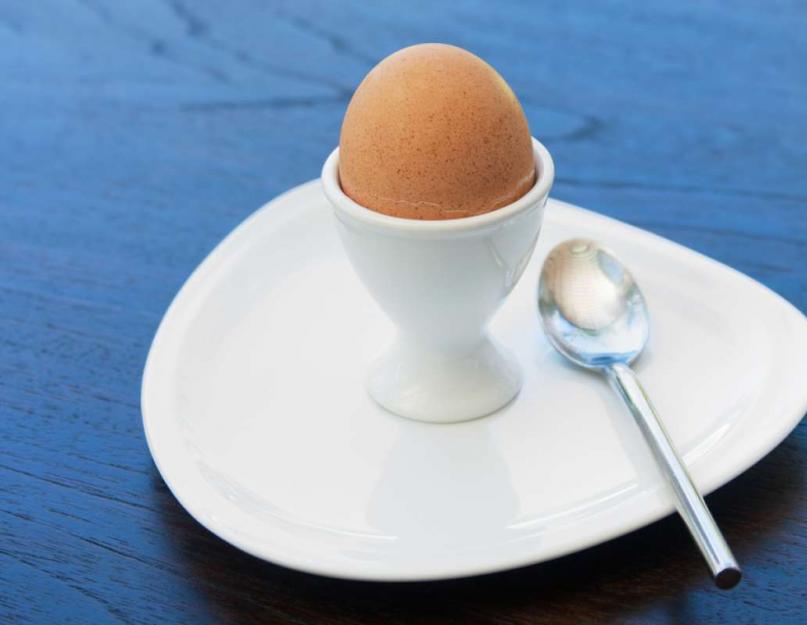 Калорийность 2 вареных яиц вкрутую. Сколько калорий в яйцах по типу приготовления: сырых, жареных и варенных вкрутую и всмятку. Видео «Плюсы и минусы яичной диеты»
