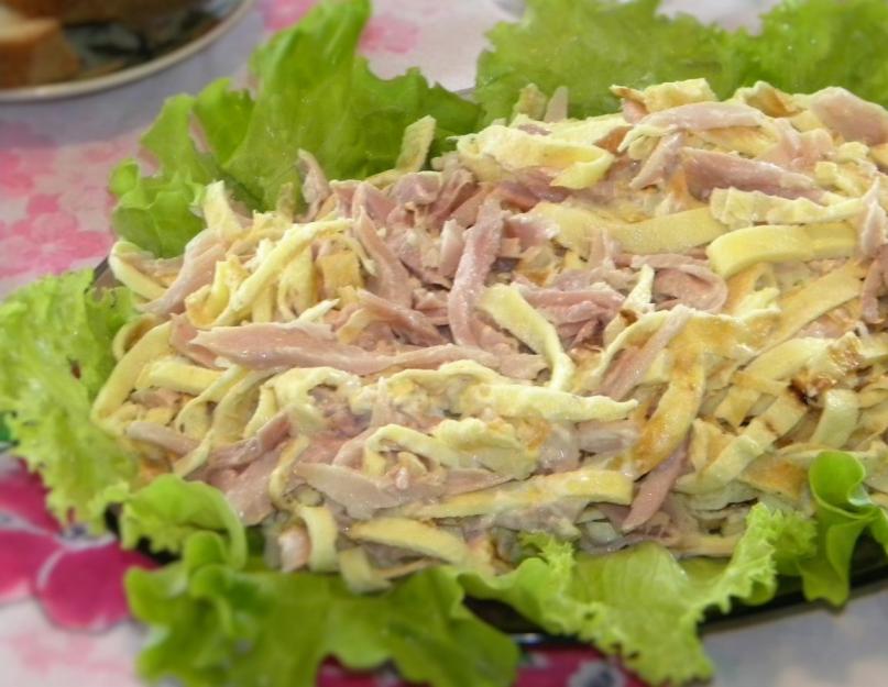 Salade avec crêpes aux œufs et poulet.  Salade avec recette de pancakes au poulet et aux œufs.  Salade aux crêpes aux oeufs 