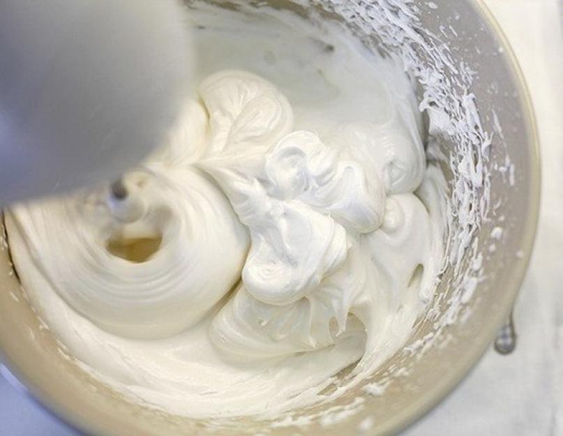 Как сделать крем из яиц и сахара. Как сделать белковый крем для торта. Применение белкового крема