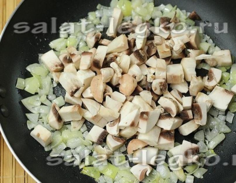  Салат из картошки и маринованных грибов