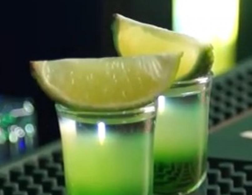 Cocktail mexicain vert - compositions traditionnelles et créatives.  Le cocktail Green Mexican est une boisson shot revigorante en couches.